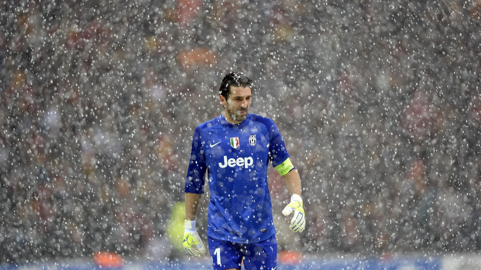 世界杯：裁判与解说的“错判与口误合集”成热门剪辑 类型化幽默被球迷追捧