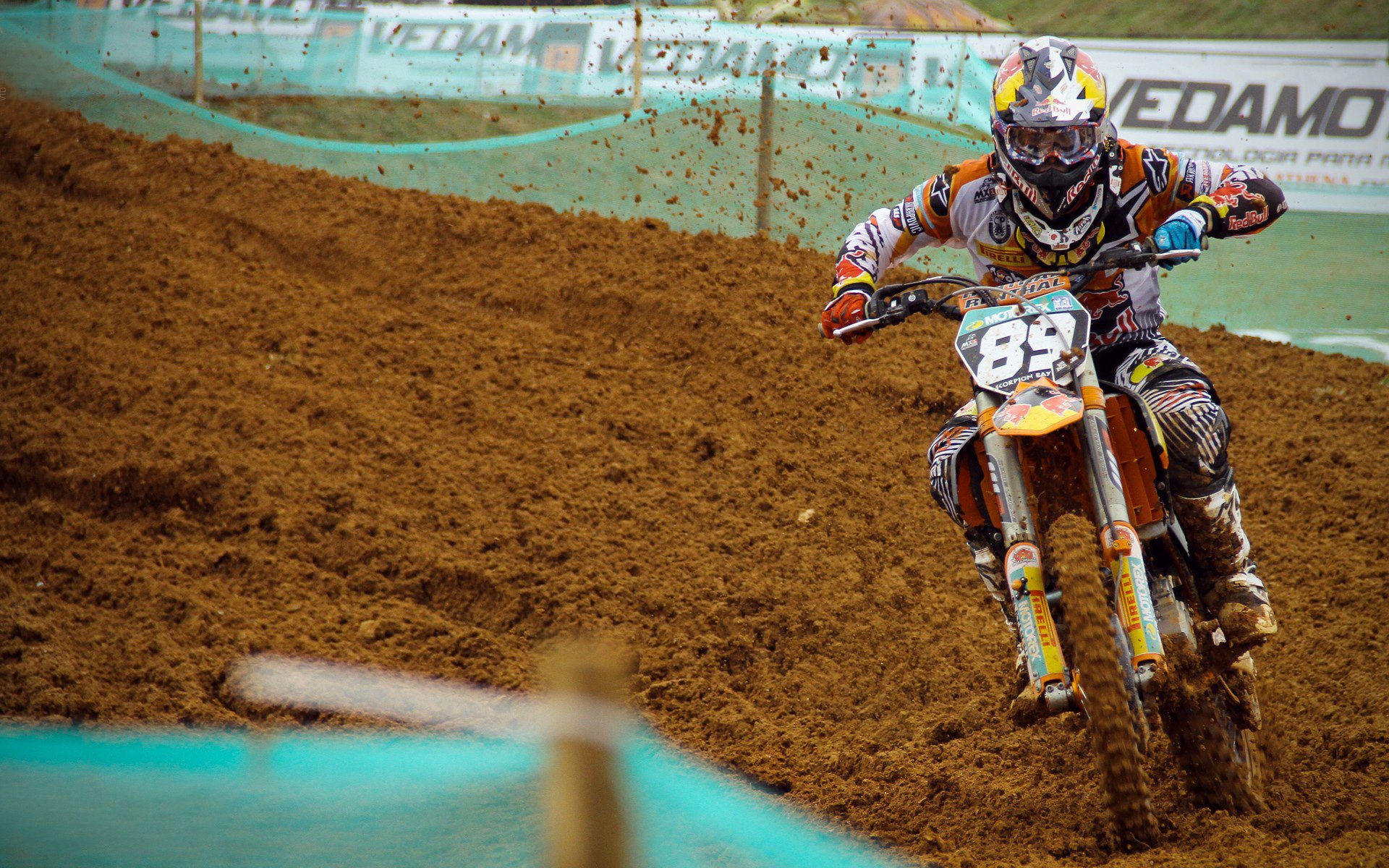 劳动节“手工工具障碍赛跑” 参赛者携带工具通过重重障碍